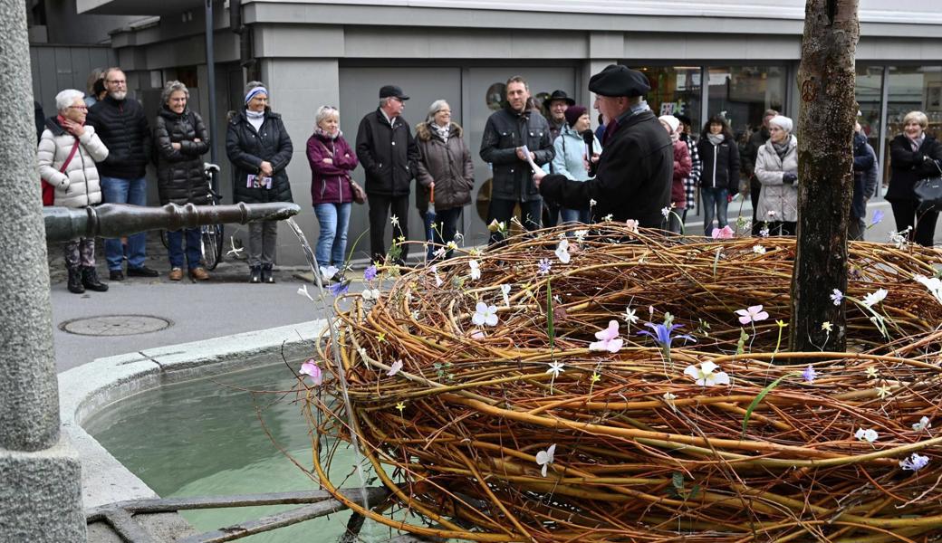 Mit Geschichten von Jack Griss geht es von einem blumengeschmückten Brunnen zum nächsten.