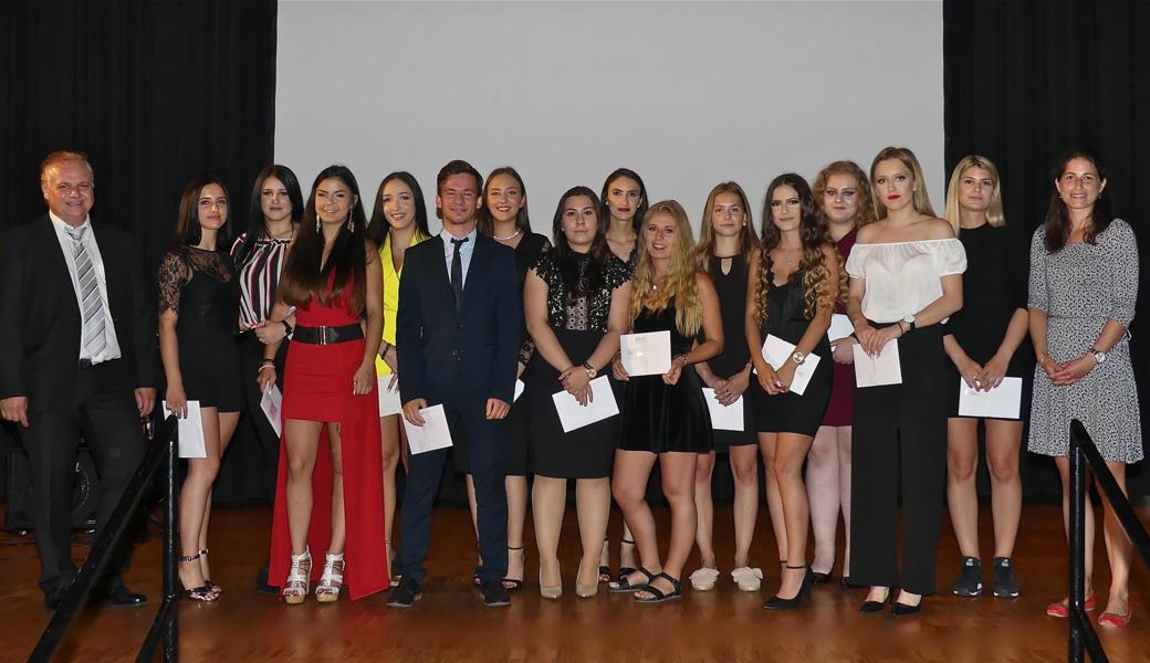 Klasse KB3a v.l.: Klassenlehrer Rolf Fischer, Yara Willi (Montlingen), Selma Sadikovic (Arbon), Amina Lenatti (Thal), Katarina Stjepanovic (Altstätten), Kevin Vogt (Bad Ragaz), Jelena Stevanovic (Goldach), Vildane Sadiku (St. Gallen), Bianca Schmid (Widnau), Lea Köppel (Diepoldsau), Emonda Morina (Rorschach), Klementina Racaj (Arbon), Albulena Leka (Widnau), Bleona Morina (St. Margrethen), Klassenlehrerin Nadja Leisner.