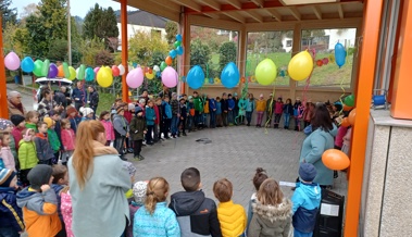 Schulkinder freuen sich über die neue Pausenhalle