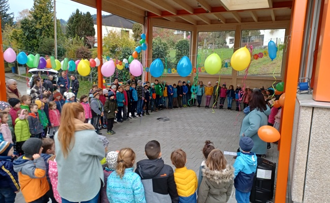 Schulkinder freuen sich über die neue Pausenhalle