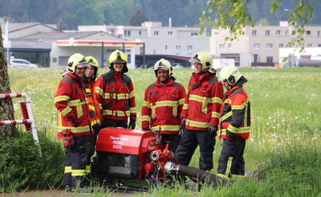 Feuerwehrleute üben den Umgang mit der Motorspritze