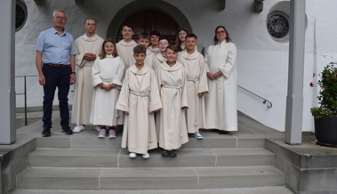 Ministrantenschar begrüsste und verabschiedete Mitglieder