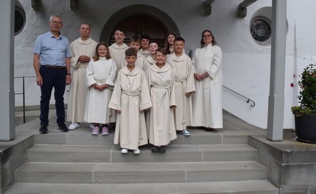 Ministrantenschar begrüsste und verabschiedete Mitglieder