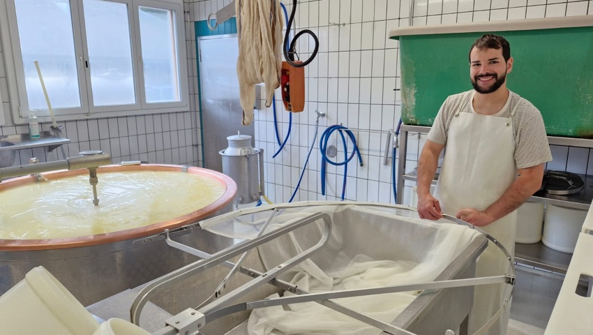 Um die Sennerei auf der Alp zu schmeissen, haben Fabian und Edwina einen Senner-Kurs besucht. Um die Sennerei auf der Alp zu schmeissen, haben Fabian und Edwina einen Senner-Kurs besucht.