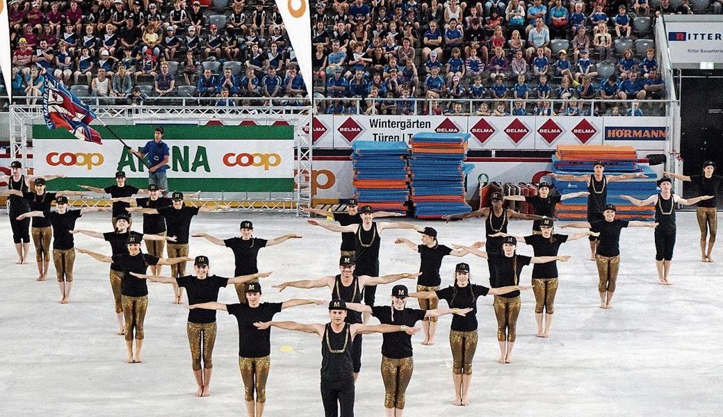 Die Grossfeldgymnastik des STV Marbach bei ihrem Auftritt vor 4500 Zuschauern in der Bieler Tissot-Arena.