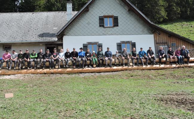 Viele fleissige Hände beim Alptag auf dem Schwamm