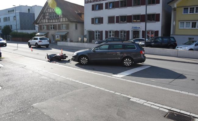 Autofahrer übersieht Roller