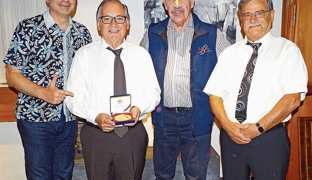 An der 80-Jahr-Feier (v. l.): Filippo Lubiato von swiss.movie, RFVC-Präsident Urban Hämmerle mit Auszeichnung, Ralf Klossner vom Liechtensteinischen Videoclub und Peter Meile, Ex-Präsident des RFVC.
