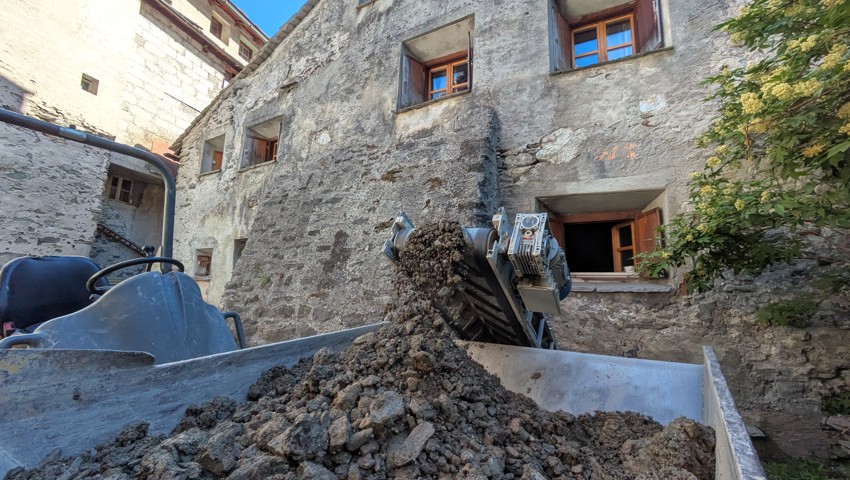 Das Förderband liefert den Schutt für die letzte von 160 Dumperfüllungen. Zu sehen ist hier auch, wie der Convento von aussen aussieht.