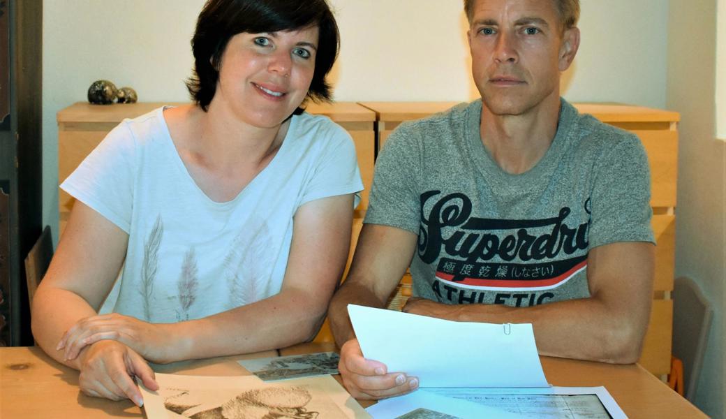 Yvonne Benz und ihr Mann Patrik, der Ururgrossenkel von Carl Beda Benz. Dokumente belegen das USA-Kapitel im Lebenslauf des Ahnen.