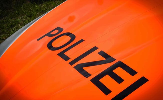 Zwei Personen durch Messer verletzt