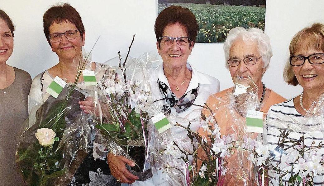 An der HV (von links): Deborah Teichler löst Erika Meier ab; dann die Jubilarinnen Huldi Diezi, Margrit Britt und Helen Zeller.