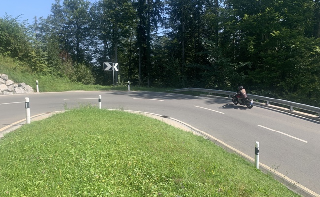 Speed und Unachtsamkeit: Warum junge Motorradfahrer besonders gefährdet sind