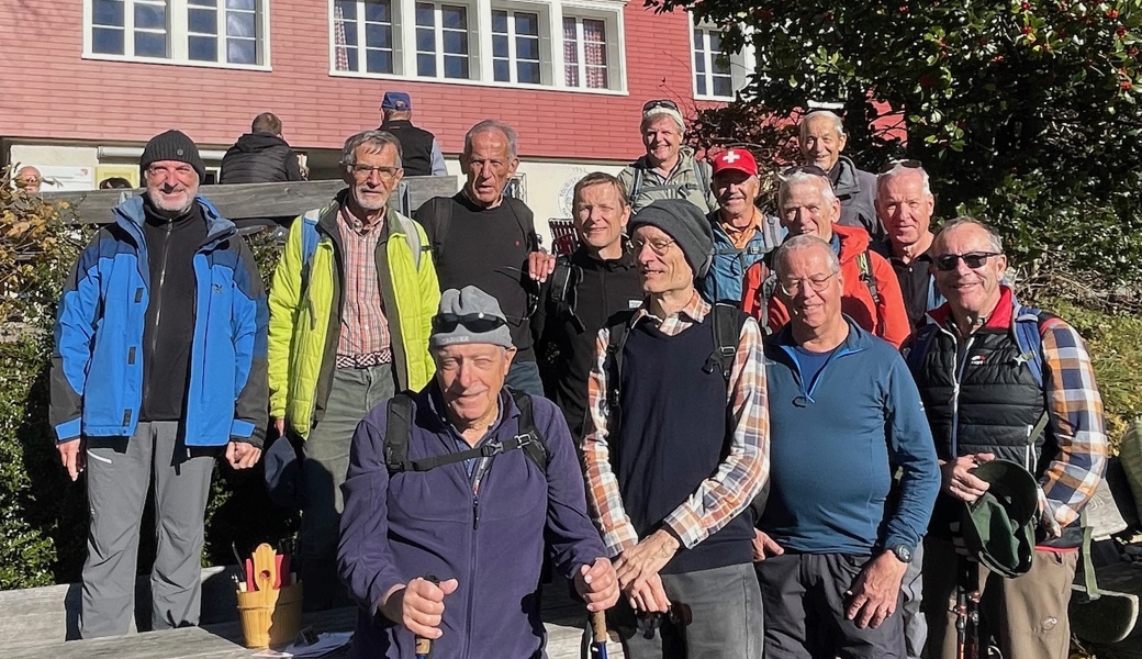 Gruppenfoto vor dem Kaienhaus