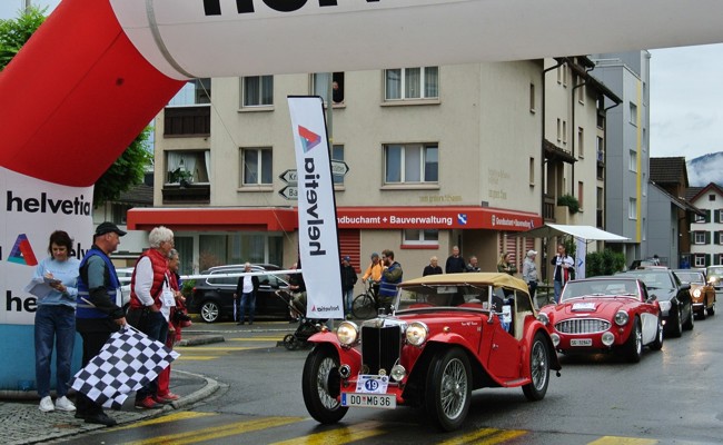 Die Teilnehmenden der Ambassador Club Oldtimer Trophy trotzten dem Regen