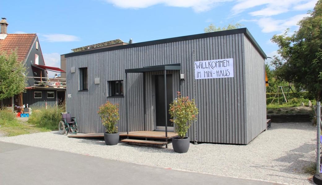 Haus mit Rampe beim Eingang.