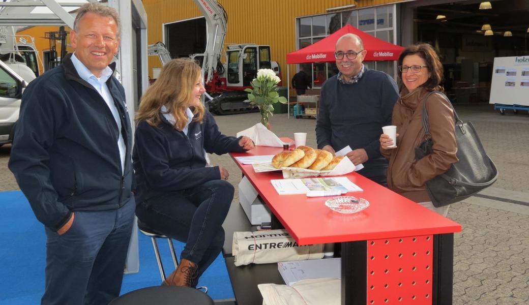 Niklas Berntsson, links, von Normstahl Entrematic begrüsst Besucher
