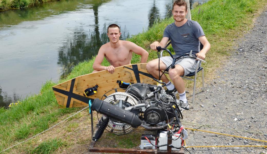 Noah Codoni (links) und Nici Tognini mit ihrer selbstgebauten Wakeboard-Maschine. Noah Codoni (links) und Nici Tognini mit ihrer selbstgebauten Wakeboard-Maschine.