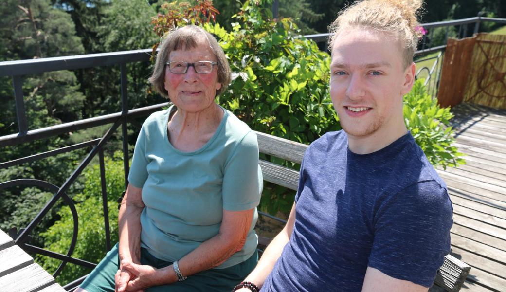 Annemarie Weder sitzt mit ihrem Enkel Tobias auf dem Balkon, einem der schönsten Plätze im Bellevue.