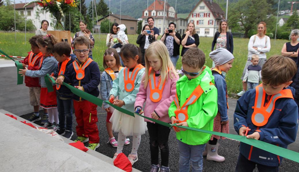 Die Kinder durften das Band selber durchtrennen. 
