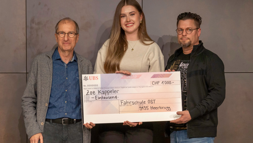 Laudator Andy Benz (v.l.), FMS-Abschliessende Zoe Kappeler und Stefan Bühler.