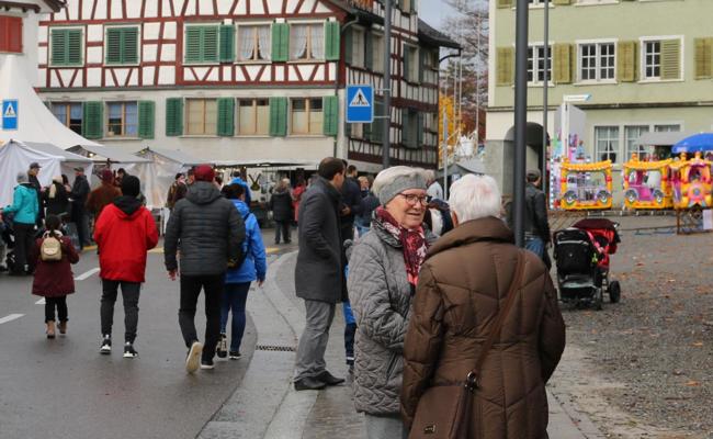 Chrömle, plaudern und Karussell fahren am Martini-Markt Thal