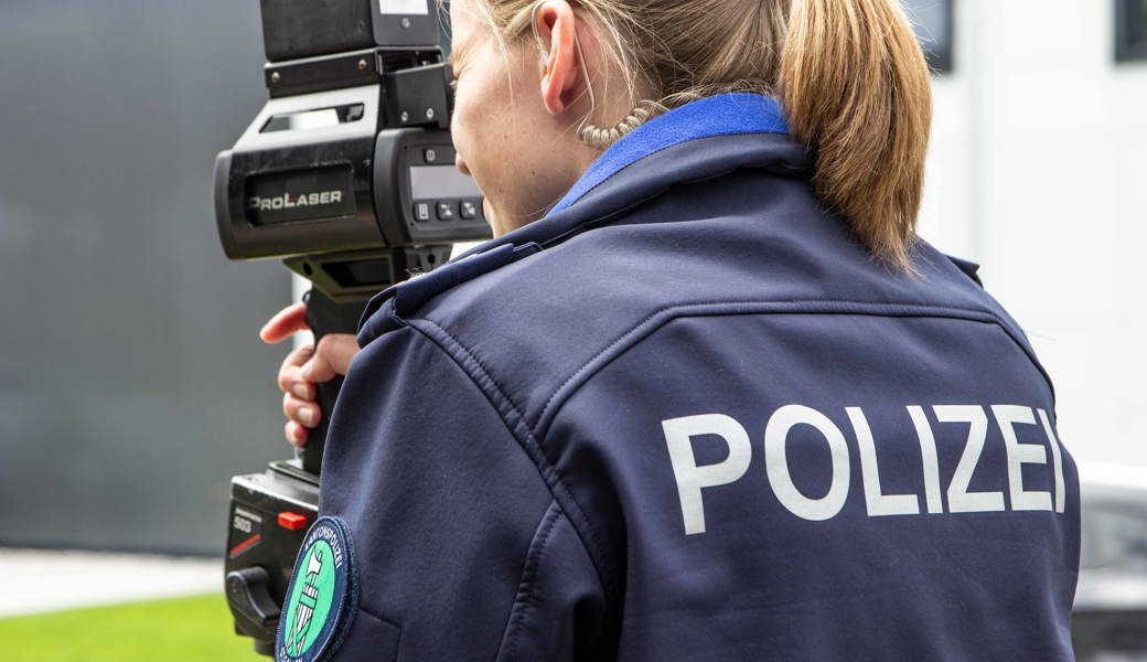 Bei einer Geschwindigkeitskontrolle in Gams wurde ein Motorradfahrer innerorts mit 104 km/h gemessen.