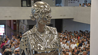 Die fünf Meter hohe Skulptur «Vanessa» im Foyer der Kantonsschule Heerbrugg.