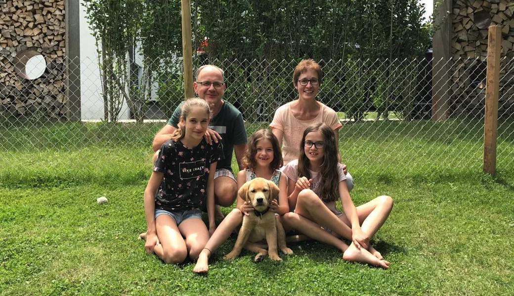 Familie Schlegel aus Thal im August 2018, als sie Louie als Welpe bei sich aufnahm: Hinten die Eltern Reto und Silvia Schlegel, vorn die drei Töchter Alina, Xenja und Jasmin. Im und um das Einfamilienhaus mit Garten boten sich Louie und der Familie die besten Möglichkeiten zur Erziehung des Hundes.