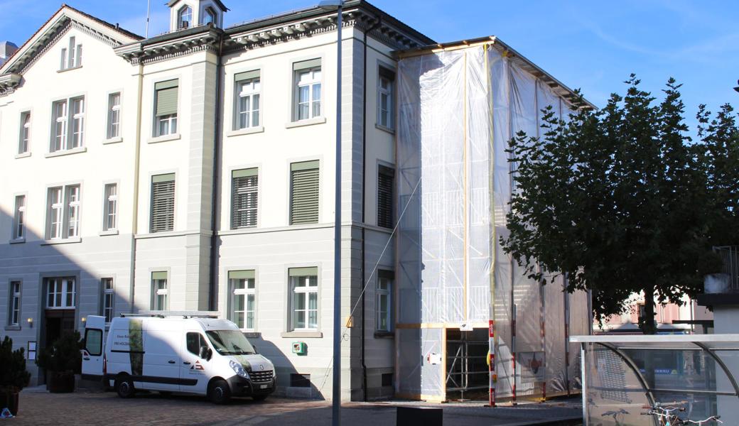 Ein Aussengerüst bestimmt diesen Herbst das Aussehen des denkmalgeschützten Rathauses in Oberriet. 