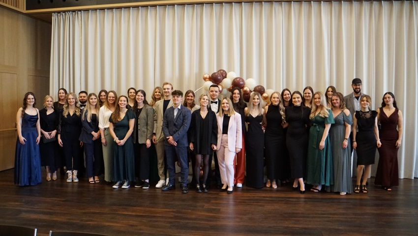 31 junge Menschen erhielten in Mels ihr Diplom als Pflegefachfrau oder –mann HF. 31 junge Menschen erhielten in Mels ihr Diplom als Pflegefachfrau oder –mann HF.