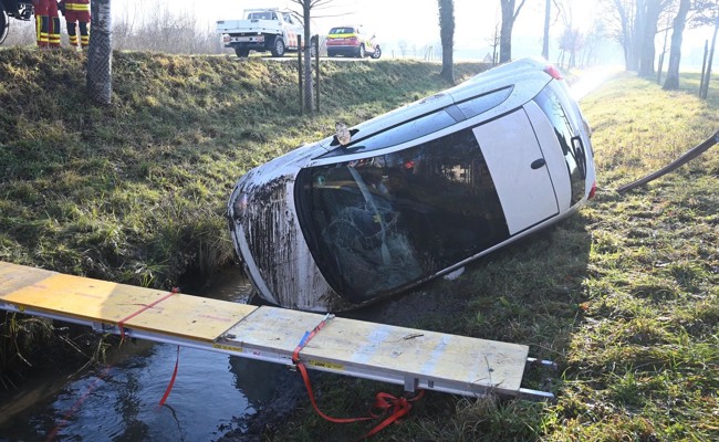 61-Jährige landet in fahrunfähigem Zustand mit Auto in Bachbett