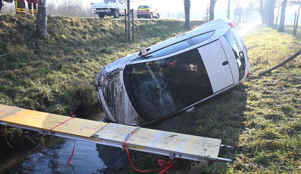 61-Jährige landet in fahrunfähigem Zustand mit Auto in Bachbett