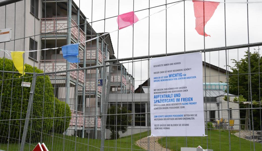 Seit Montag ist der Zaun durch die Wimpel etwas ansehnlicher. Die Absperrung bleibt aber bestehen.  