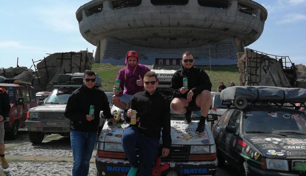 Team Wullasöck vor dem Buzludzha-Denkmal in Bulgarien. Von links: Luca Paradisi, Luca Carcione, Mäx Bräckle und Samuel Haas.