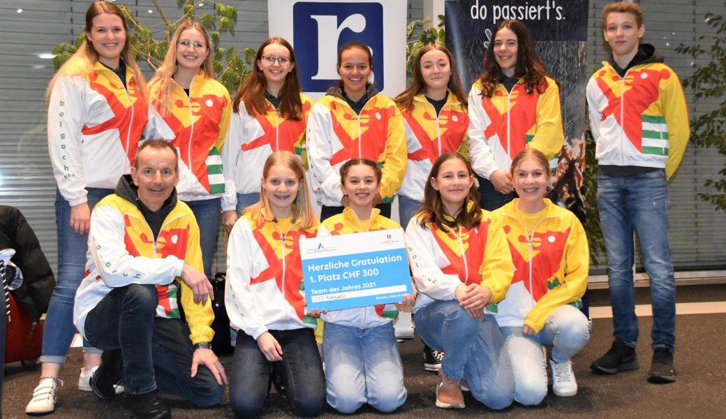 Die Siegerinnen und Sieger des STV Balgach freuen sich: Sie sind «Team des Jahres».