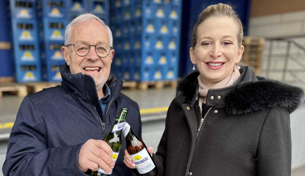 Stossen auf die Lösung an: Gassenfest-OK-Präsident Paul Bucher und Sonnenbräu-Geschäftsleiterin Claudia Keel-Graf. 