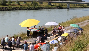 Gläubige feierten einen Gottesdienst am Rheinufer