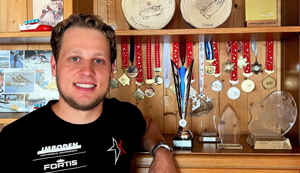 Marco Tanner vor den Medaillen und Pokalen, die er in sechs Jahren als Bobfahrer gewonnen hat: «Um auch noch die Medaillen auszustellen, die ich als Leichtathlet gewonnen habe, reicht der Platz nicht.» 