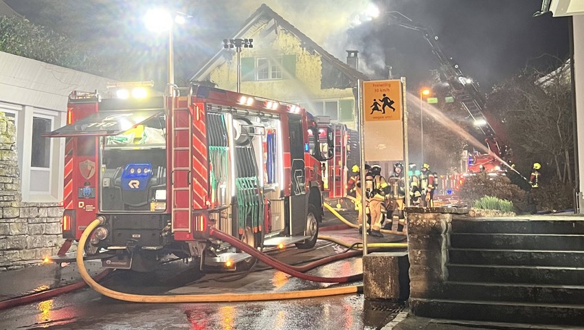Feuer im Dachstock: Brand macht Einfamilienhaus unbewohnbar Feuer im Dachstock: Brand macht Einfamilienhaus unbewohnbar
