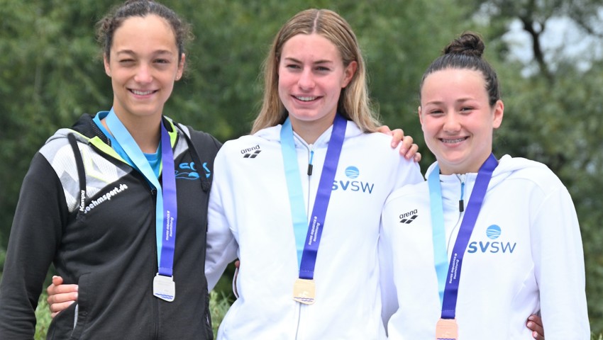 200 Meter Lagen: Sieg für Janine Schelling (Mitte), dritter Platz für Riana Waldburger (rechts). 200 Meter Lagen: Sieg für Janine Schelling (Mitte), dritter Platz für Riana Waldburger (rechts).
