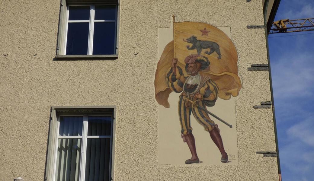 Der aufgefrischte Fahnenträger im Sonnenlicht.