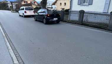 Alkoholisierter legt Rückwärtsgang ein und verursacht Unfall