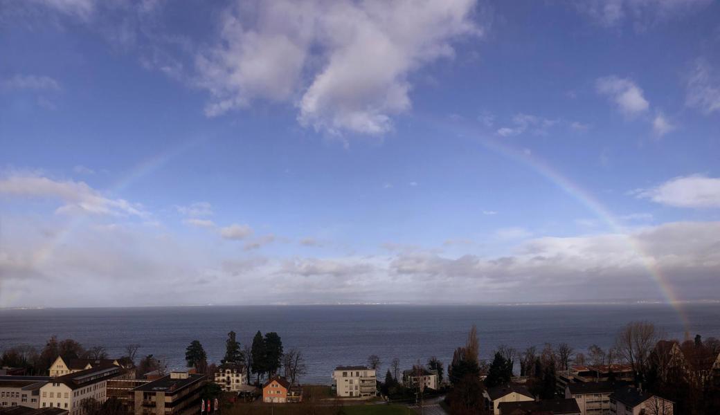 Gestern fegte der Sturm über den Bodensee und brachte eine Wettermischung von Sonne, Wind und Regen. Dabei konnte – wie hier in Rorschacherberg – das seltene Phänomen eines Regenbogens bei blauem Himmel beobachtet werden. 