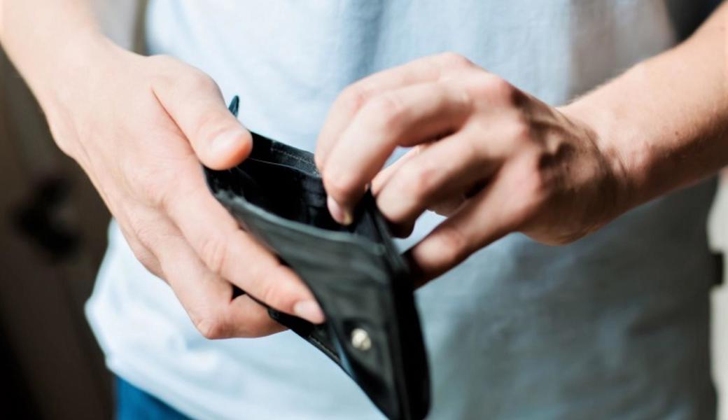 Die Gründe, warum sich Menschen an die Schuldenberatung der Sozialen Dienste ihrer Gemeinde wenden, sind vielfältig. Seit Ausbruch der Pandemie werden dort jedoch zunehmend Personen vorstellig, die zwar arbeiten, aber deren Lohn nicht mehr ausreicht. Die Gründe, warum sich Menschen an die Schuldenberatung der Sozialen Dienste ihrer Gemeinde wenden, sind vielfältig. Seit Ausbruch der Pandemie werden dort jedoch zunehmend Personen vorstellig, die zwar arbeiten, aber deren Lohn nicht mehr ausreicht.