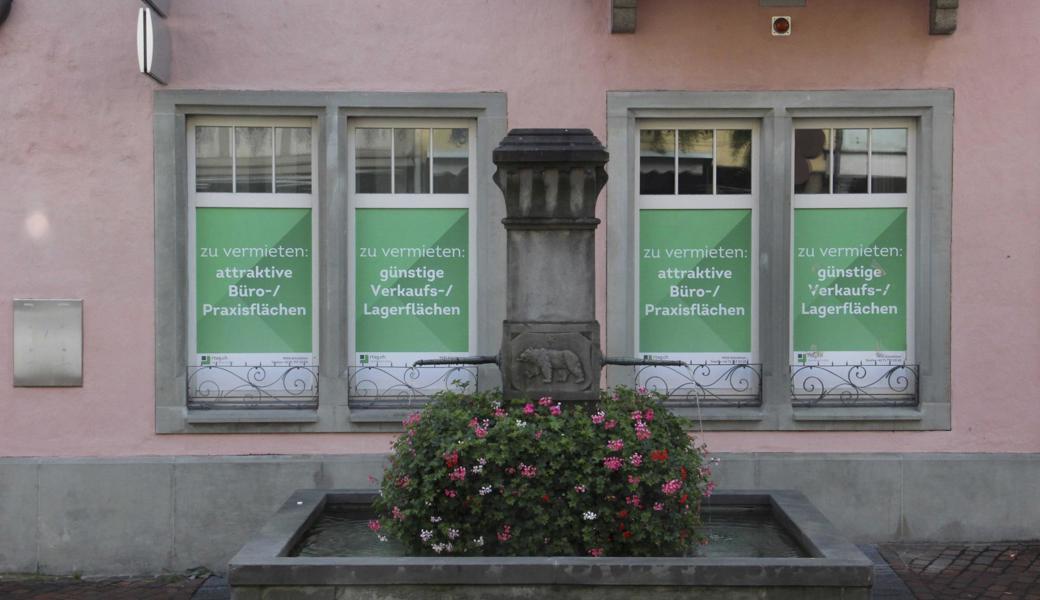 Zugeklebte Fenster verändern die Fassade zu sehr und sind gemäss dem neuen Reglement nicht mehr erlaubt.