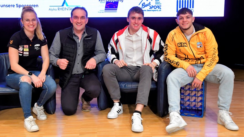 Das keine 2000 Einwohnerinnen und Einwohner zählende Dorf Kriessern war am Rheintaler Sportpreis stark vertreten: Motocrosserin Michelle Zünd (links) wurde Sportlerin des Jahres, Ringer Dominik Laritz (rechts) Sportler des Jahres. Er gewann vor Leichtathlet Fabio Kobelt (2. von rechts). Sie durften auch die Glückwünsche von Ortspräsident Hugo Langenegger entgegennehmen. Das keine 2000 Einwohnerinnen und Einwohner zählende Dorf Kriessern war am Rheintaler Sportpreis stark vertreten: Motocrosserin Michelle Zünd (links) wurde Sportlerin des Jahres, Ringer Dominik Laritz (rechts) Sportler des Jahres. Er gewann vor Leichtathlet Fabio Kobelt (2. von rechts). Sie durften auch die Glückwünsche von Ortspräsident Hugo Langenegger entgegennehmen.