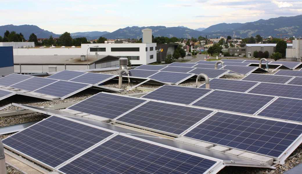 Auf diesem Industriedach produziert die Solargenossenschaft Rheintal Strom für knapp 50 Haushaltungen.  