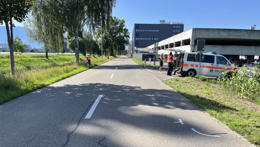 Das Bild der Kantonspolizei zeigt die Unfallstelle. Das Bild der Kantonspolizei zeigt die Unfallstelle.