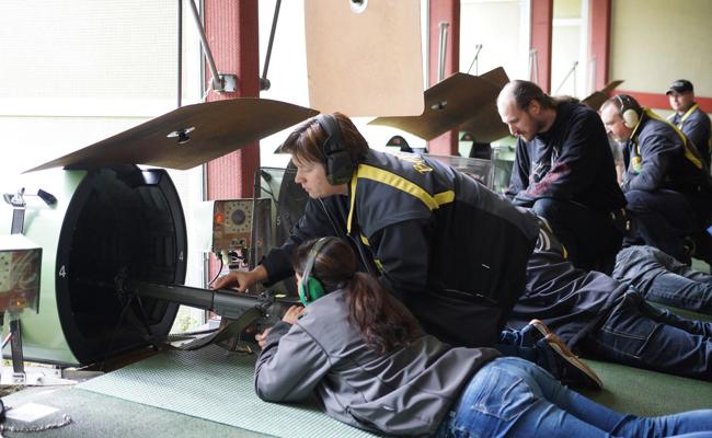 Treffsicherheit mit Pistole und Gewehr testen